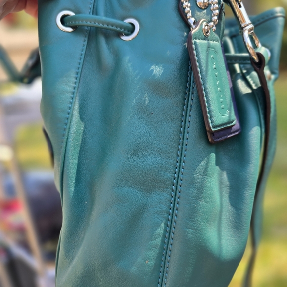 Authentic Coach 25661 Daisy Leahter Drawstring convertible shoulder bag - Picture 3 of 5